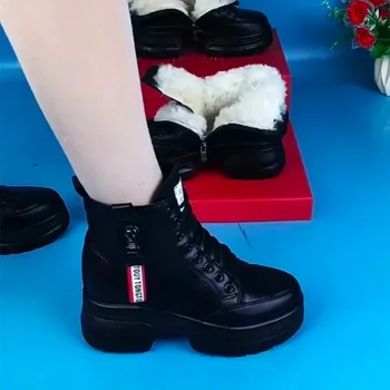 Зимните модни обувки на висока платформа, кожени дамски ботильоны на танкетке, новост 2023 г., дамски обувки на високи токчета в стил пънк за жени